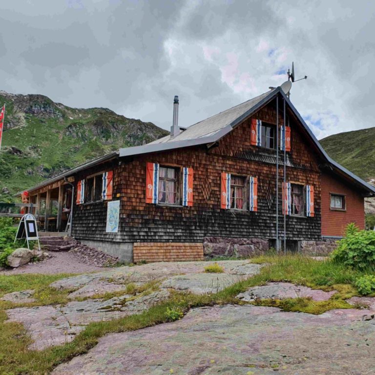 Murgseehütte mit Bergpanorama im Hintergrund